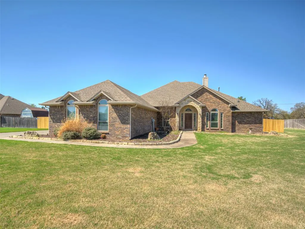 Front exterior — 927 Fox Drive, Choctaw, OK 73020