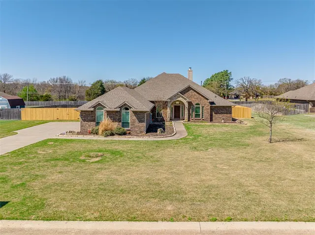 Photo 2 — 927 Fox Drive, Choctaw, OK 73020