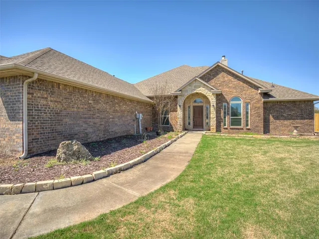 Photo 4 — 927 Fox Drive, Choctaw, OK 73020