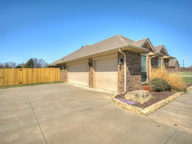 Photo 5 — 927 Fox Drive, Choctaw, OK 73020