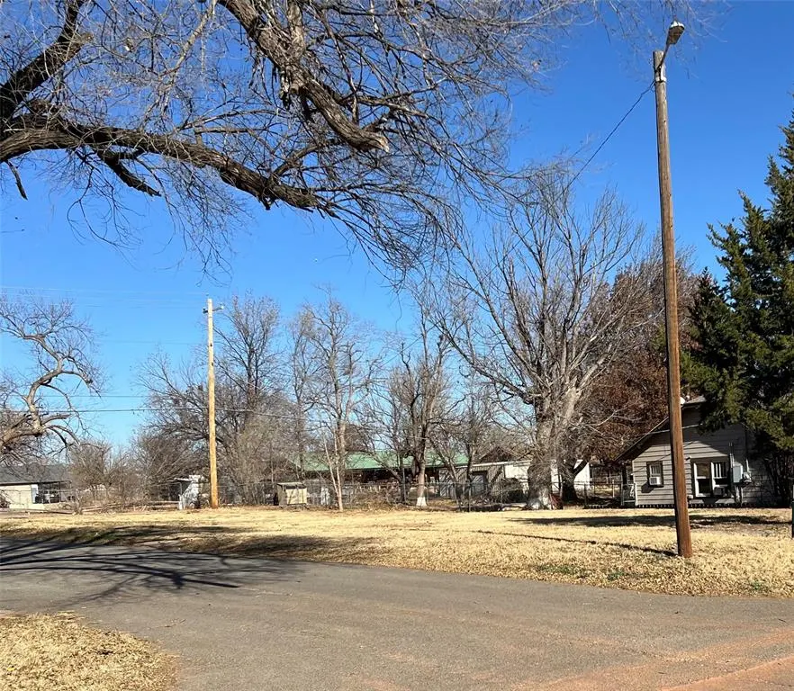 Front exterior — 825 W B Avenue, Elk City, OK 73644
