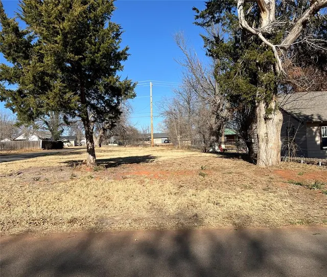 Photo 2 — 825 W B Avenue, Elk City, OK 73644