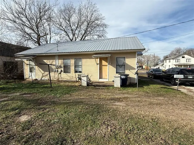 Front exterior — 527 W 10th Street 527/529, Shawnee, OK 74801