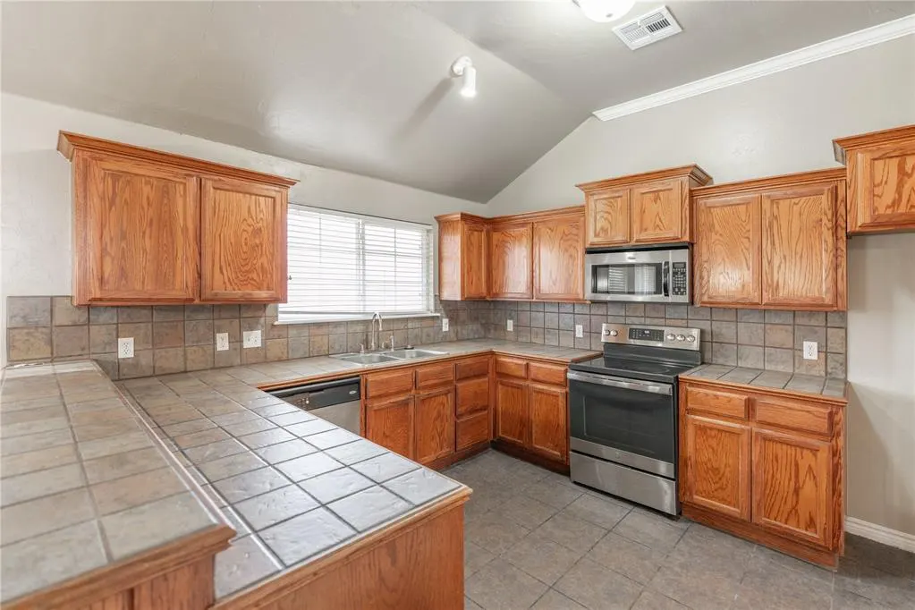 Photo 11 — 8016 Breezewood Drive, Oklahoma City, OK 73135