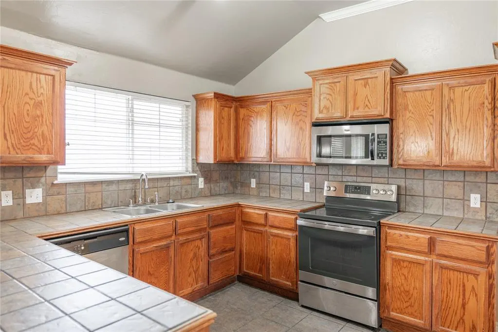 Photo 12 — 8016 Breezewood Drive, Oklahoma City, OK 73135
