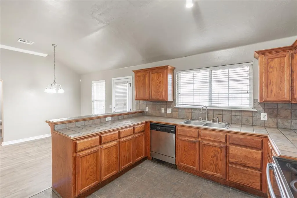 Photo 13 — 8016 Breezewood Drive, Oklahoma City, OK 73135
