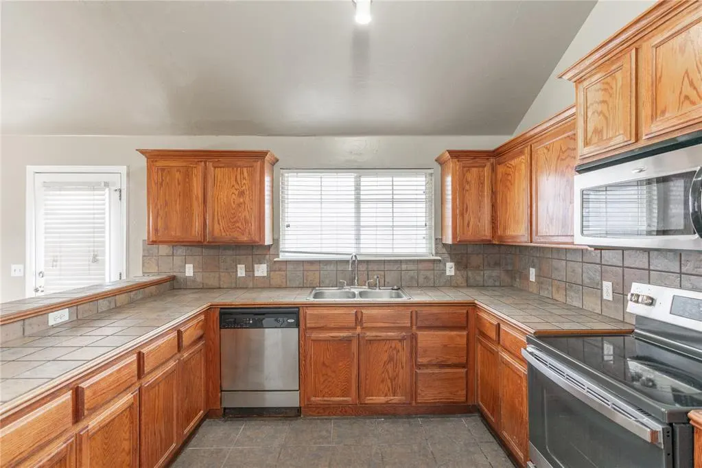 Photo 14 — 8016 Breezewood Drive, Oklahoma City, OK 73135
