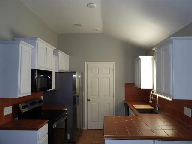 Photo 5 — 4405 Apple Blossom Circle, Moore, OK 73160
