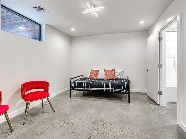 Photo 7 — 825 NW 6TH Street, Oklahoma City, OK 73106