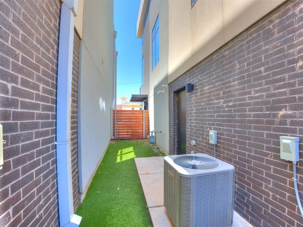 Photo 33 — 825 NW 6TH Street, Oklahoma City, OK 73106