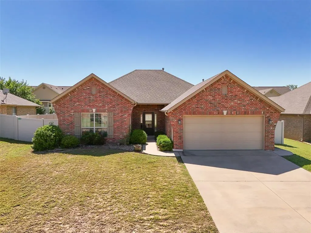 Front exterior — 2016 Lantana Circle, Shawnee, OK 74804