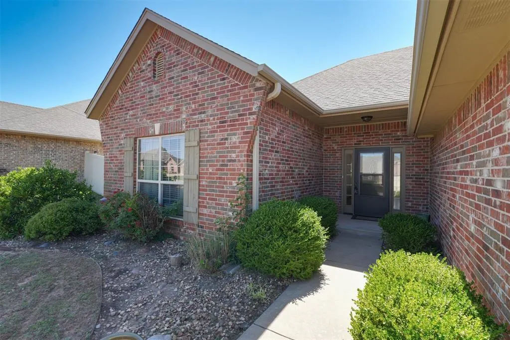 Photo 2 — 2016 Lantana Circle, Shawnee, OK 74804