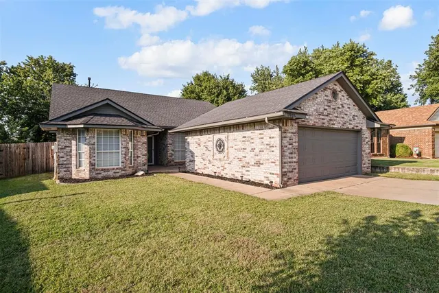 Photo 2 — 1905 Fox Hunt Lane, Edmond, OK 73003
