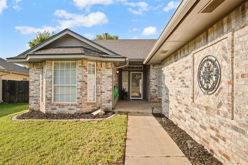 Photo 3 — 1905 Fox Hunt Lane, Edmond, OK 73003