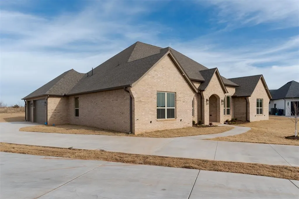 Photo 6 — 2401 Heathery Park, Oklahoma City, OK 73128