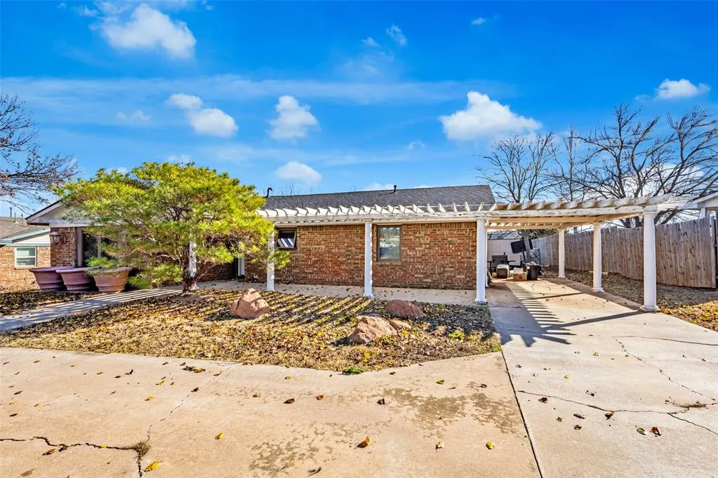 Photo 2 — 109 Sunny Lane, Elgin, OK 73538