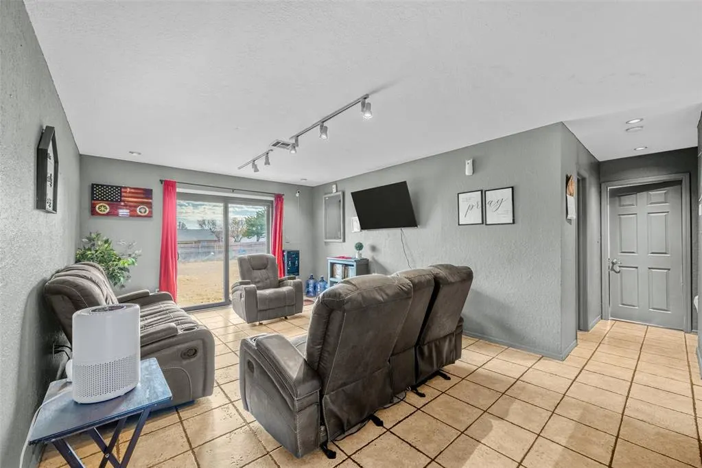 Photo 8 — 109 Sunny Lane, Elgin, OK 73538