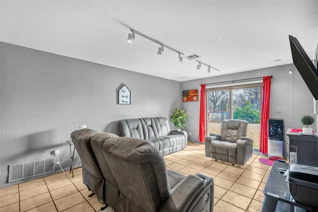 Photo 9 — 109 Sunny Lane, Elgin, OK 73538