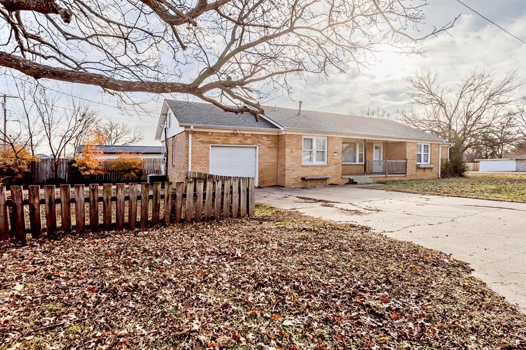 Photo 3 — 2401 N Bell Avenue, Shawnee, OK 74804