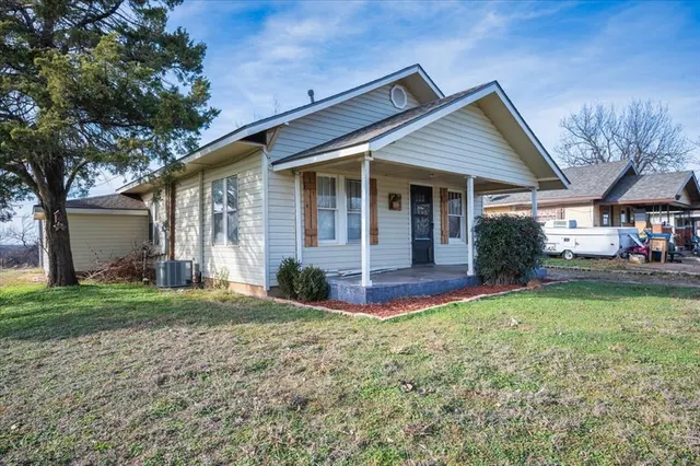 Photo 2 — 315 N Kings Highway, Cushing, OK 74023