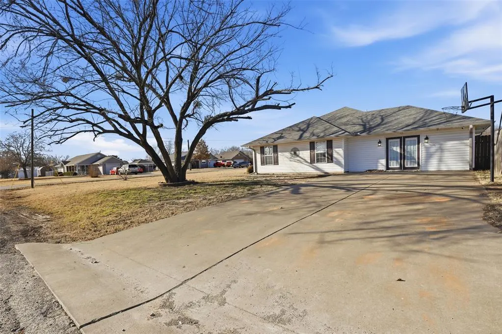 Photo 4 — 1003 W Oak Street, Stroud, OK 74079