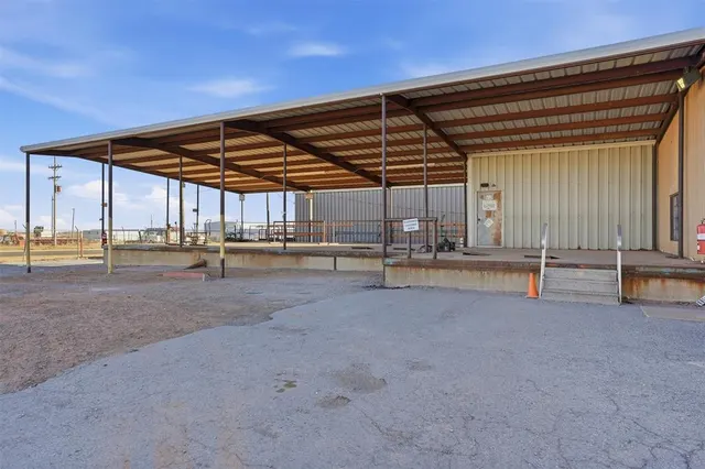 Front exterior — 100 Shale Drive, Elk City, OK 73644