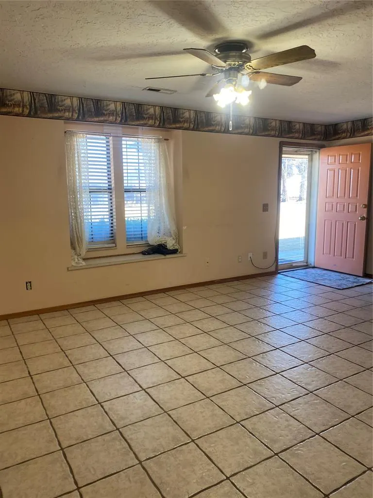 Photo 3 — 612 N Vernon Avenue, Hinton, OK 73047