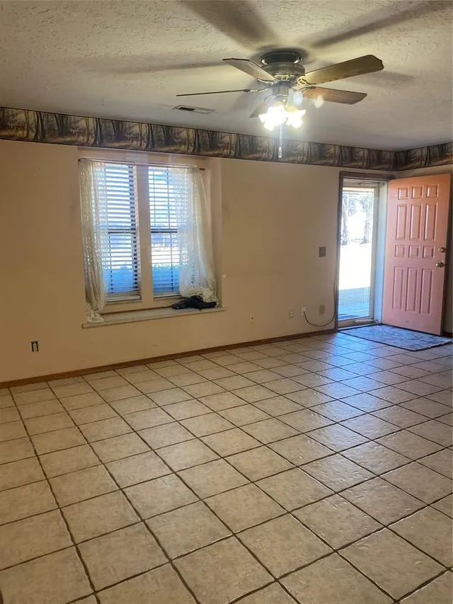 Photo 3 — 612 N Vernon Avenue, Hinton, OK 73047