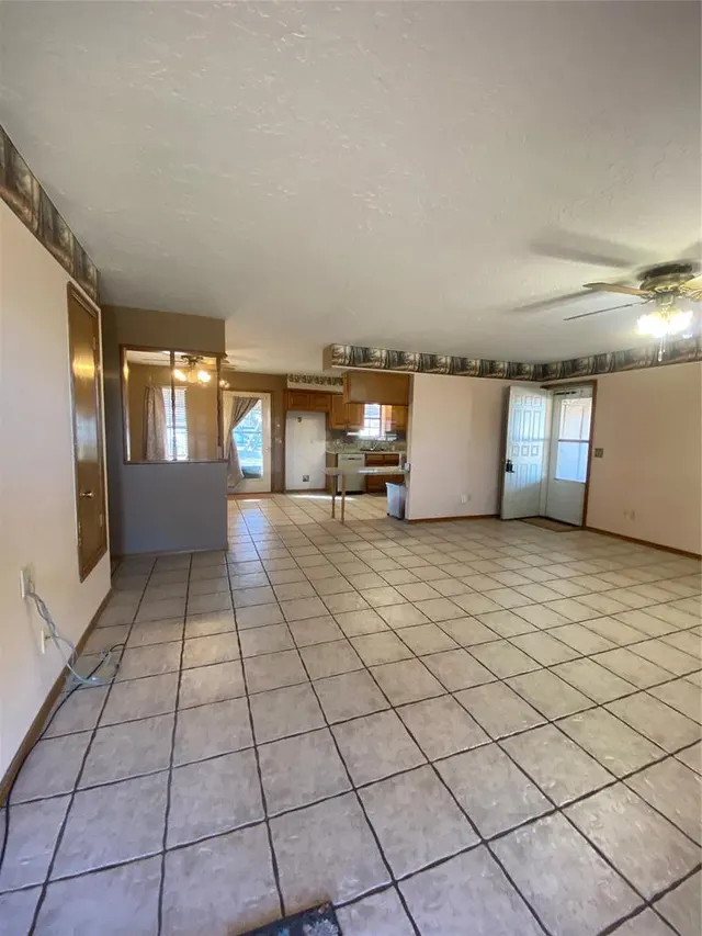 Photo 5 — 612 N Vernon Avenue, Hinton, OK 73047