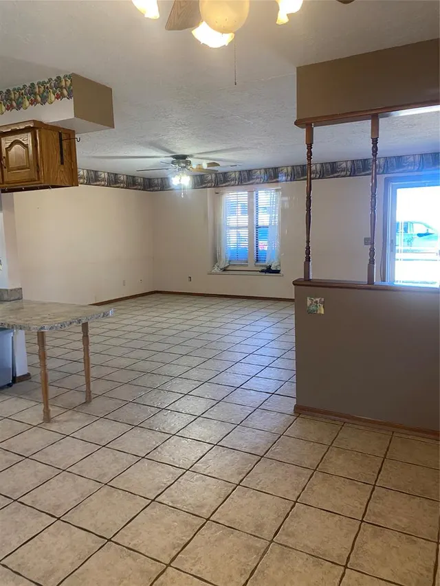 Photo 6 — 612 N Vernon Avenue, Hinton, OK 73047