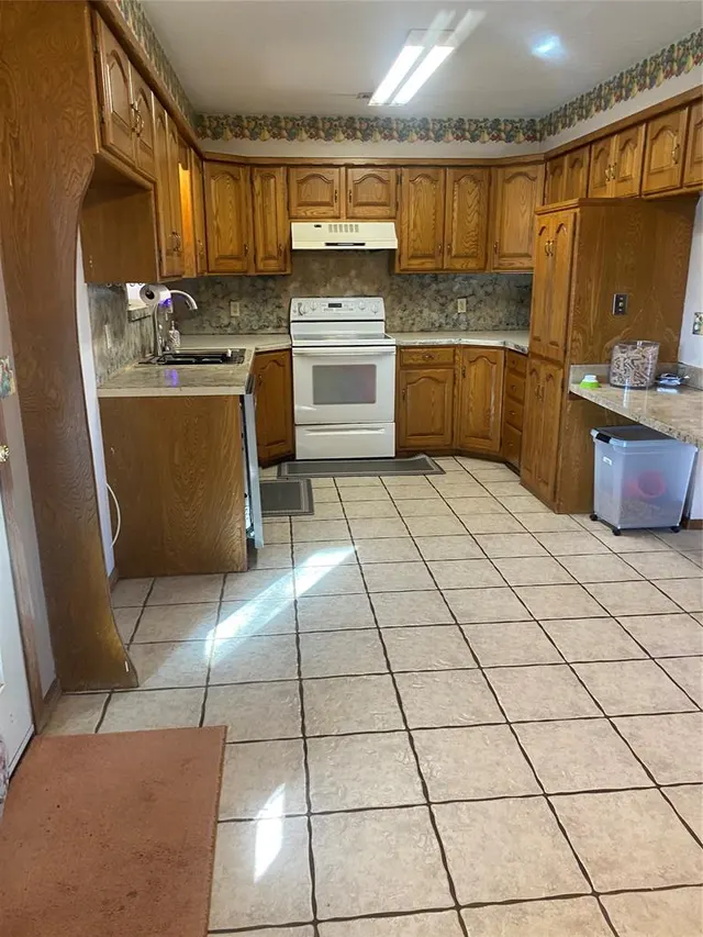 Photo 7 — 612 N Vernon Avenue, Hinton, OK 73047