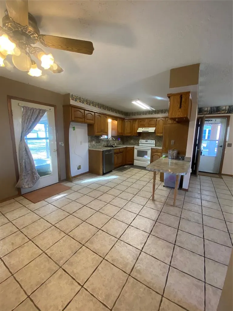 Photo 9 — 612 N Vernon Avenue, Hinton, OK 73047