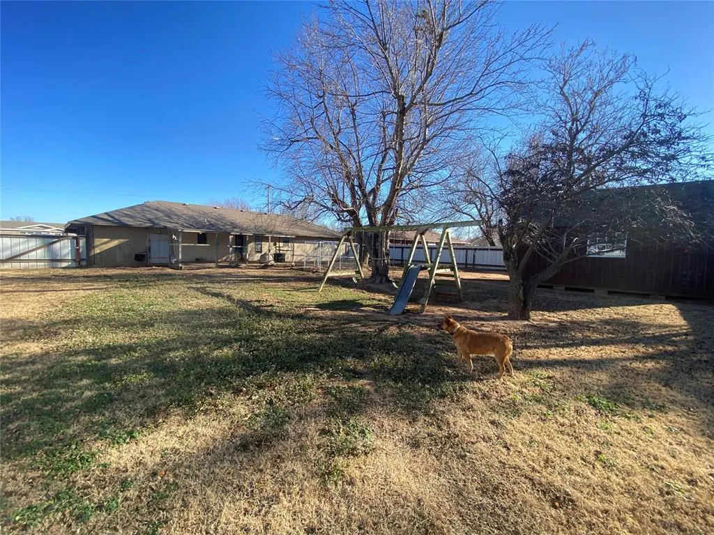 Photo 17 — 612 N Vernon Avenue, Hinton, OK 73047