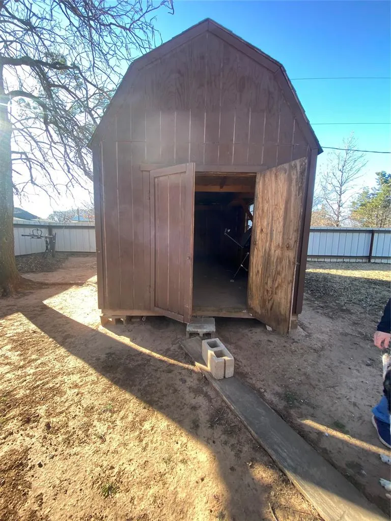 Photo 19 — 612 N Vernon Avenue, Hinton, OK 73047