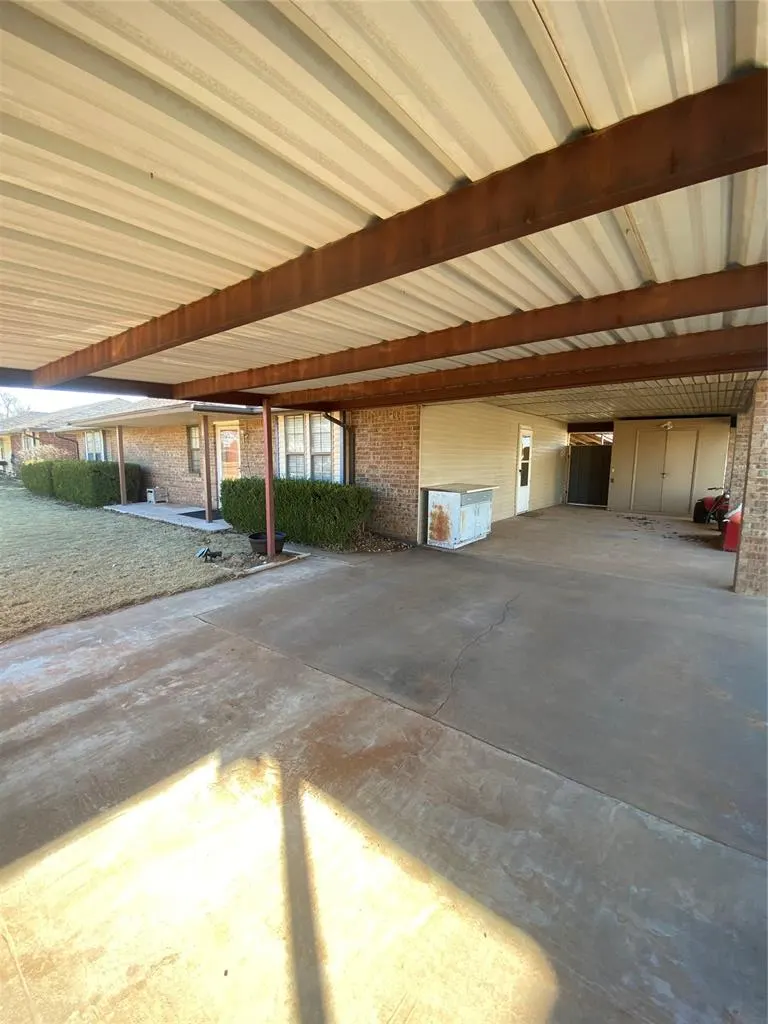 Photo 2 — 612 N Vernon Avenue, Hinton, OK 73047