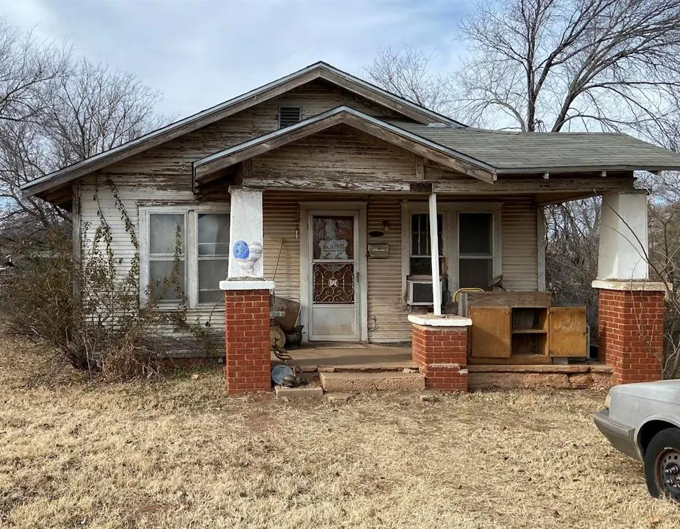 Front exterior — 512 N 15th Street, Clinton, OK 73601