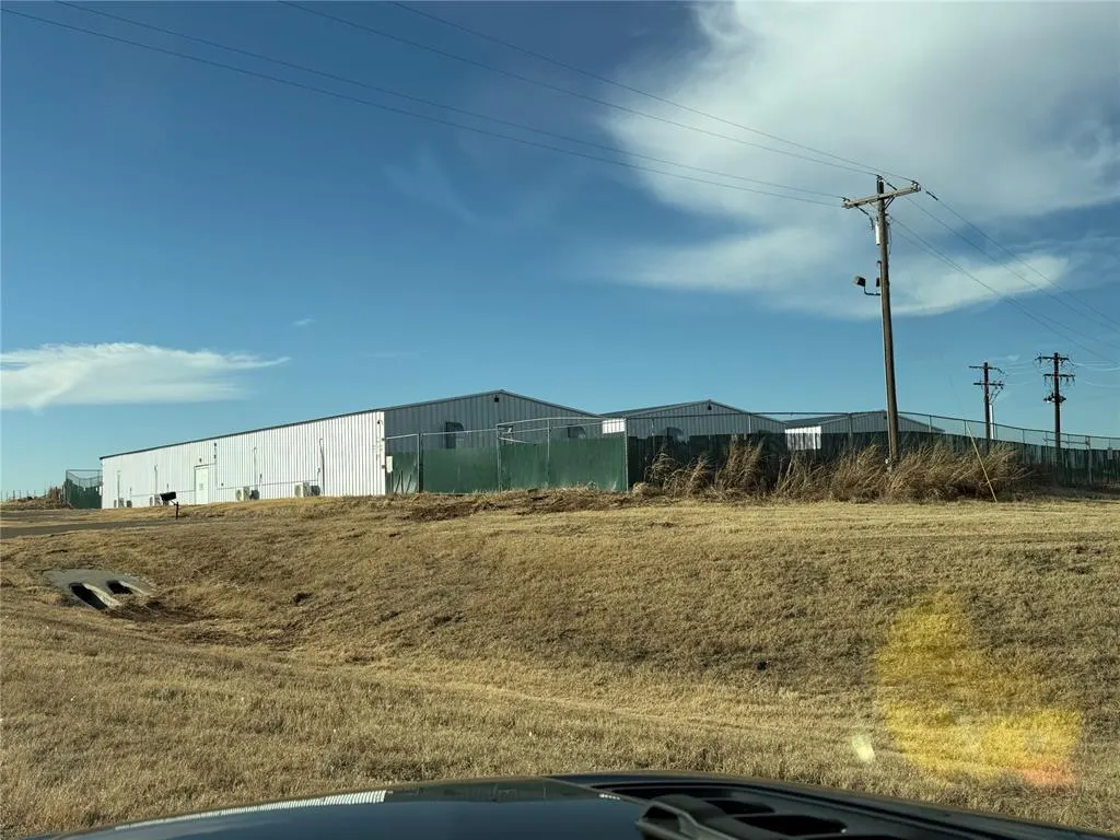 Photo 3 — 21395 Hwy 152 Highway, Dill City, OK 73641