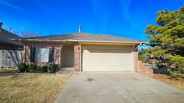 Front exterior — 643 Sisken Court, Edmond, OK 73003