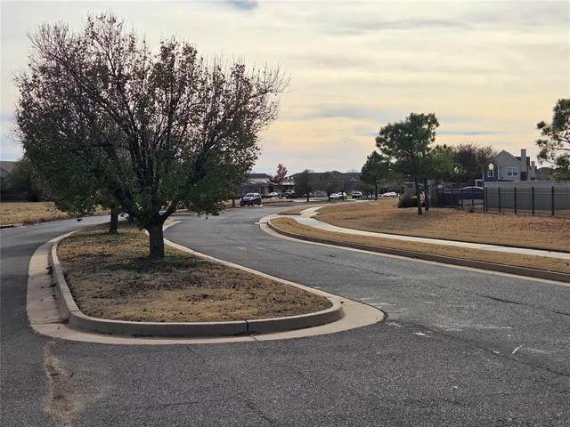 Photo 4 — 330 Pointe Parkway Boulevard, Yukon, OK 73099
