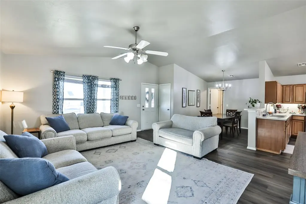 Photo 3 — 15604 Camellia Road, Oklahoma City, OK 73170