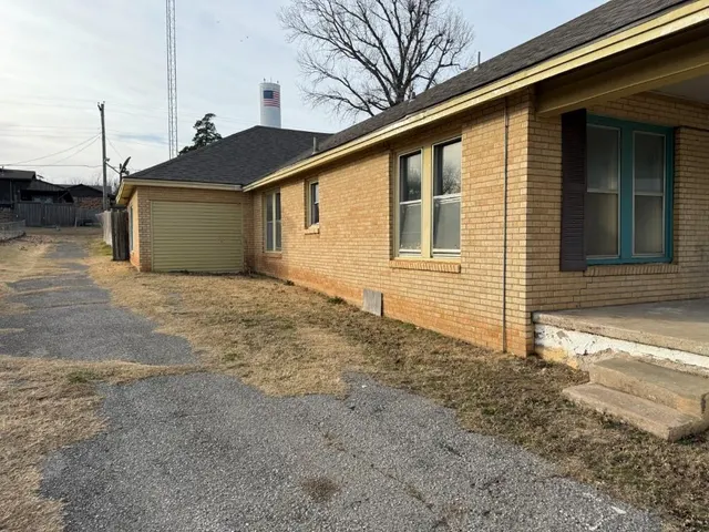 Photo 2 — 203 N Rush Avenue, Rush Springs, OK 73082