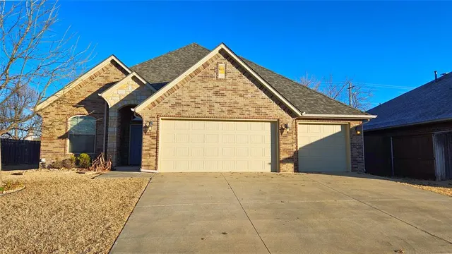 Front exterior — 1801 Savannah Lane, Edmond, OK 73003