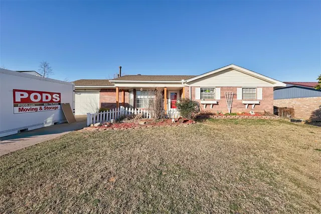 Photo 2 — 10 Red Oak Road, Shawnee, OK 74804