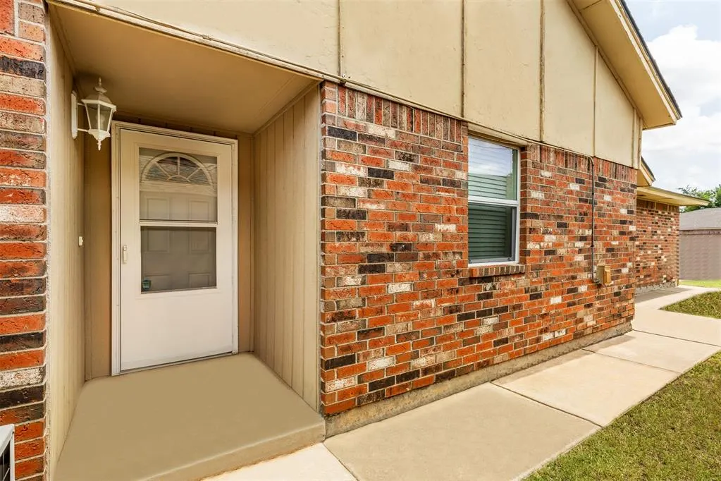 Photo 2 — 231 Barrett Place, Edmond, OK 73003