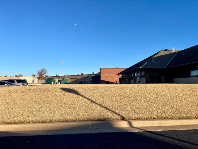 Photo 3 — 8827 E Reno Avenue, Midwest City, OK 73110