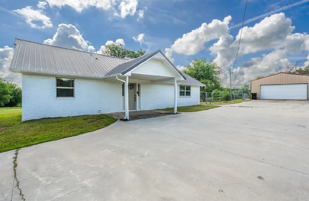 Photo 2 — 1304 W Walnut Street, Tecumseh, OK 74873