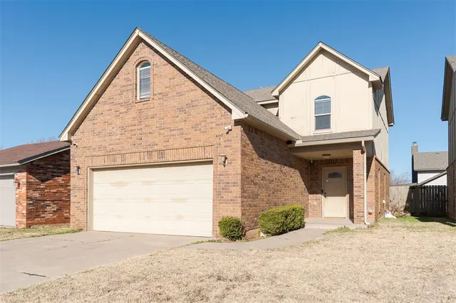 Photo 2 — 2525 Lee Lane, Oklahoma City, OK 73120