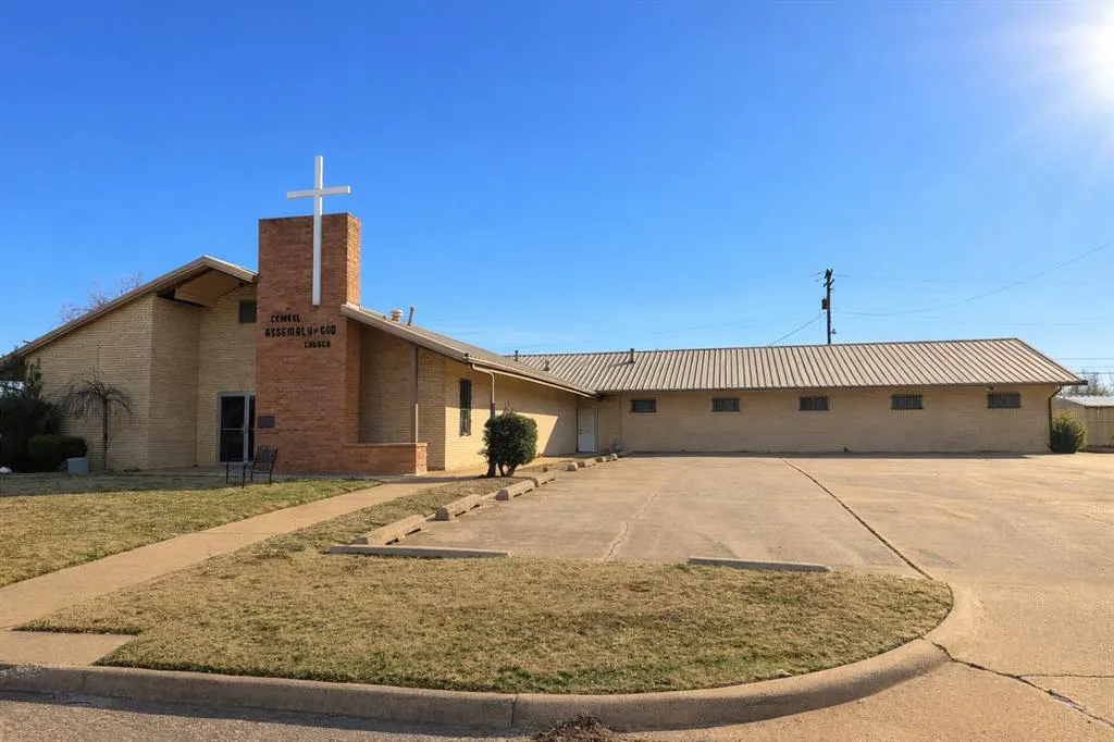 Front exterior — 2717 W Broadway Avenue, Enid, OK 73703