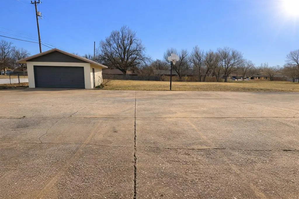 Photo 3 — 2717 W Broadway Avenue, Enid, OK 73703