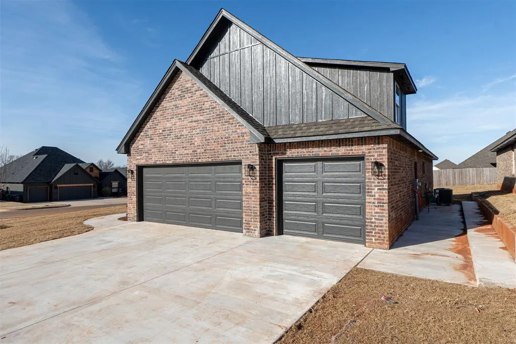 Photo 2 — 11713 NW 102nd Street, Yukon, OK 73099